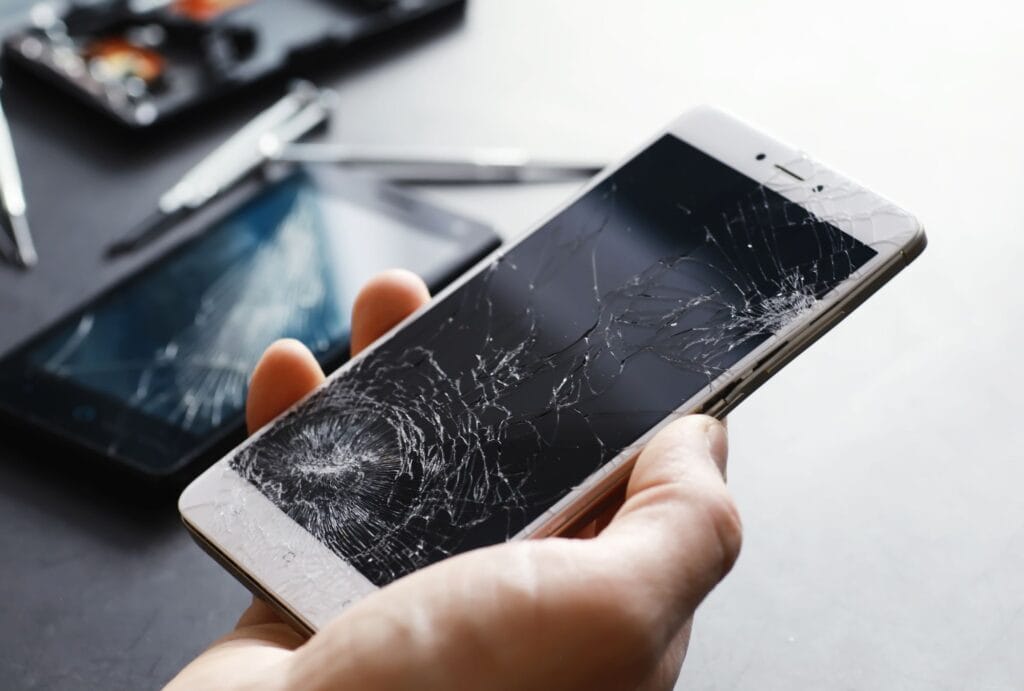 Vale-a-Pena-Consertar-a-Tela-Display-ou-Vidro-do-Celular-Quebrado