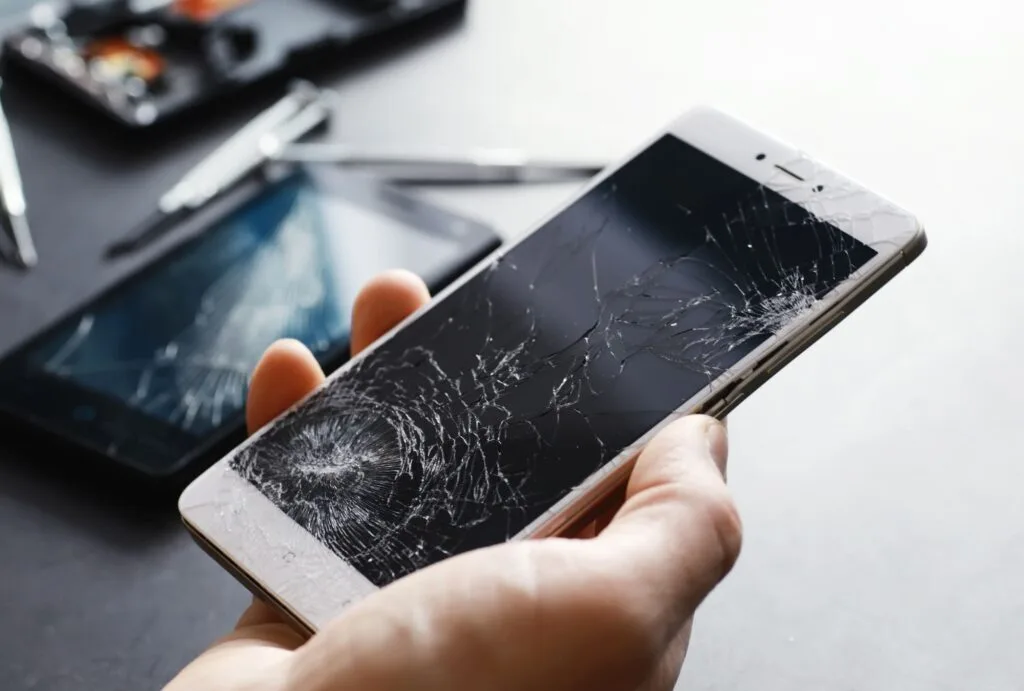 Vale-a-Pena-Consertar-a-Tela-Display-ou-Vidro-do-Celular-Quebrado
